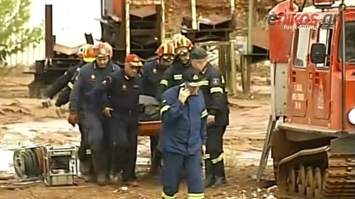 Η τραγική στιγμή της ανάσυρσης του νεκρού από το αμαξοστάσιο της Μάνδρας (βίντεο)